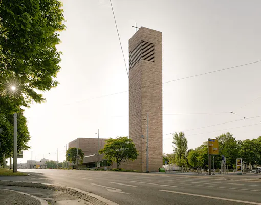 Preis: Katholische Propsteikirche St. Trinitatis, Schulz und Schulz, Kath. Propsteipfarrei St.Trinitatis, Jorge Pardo Sculpture, Falk Haberkorn, Seeberger Friedl Planungsgesellschaft mbH, MLT Medien Licht Technik Ingenieure GmbH, r+b landschaft s architektur, Peter Andres Beratende Ingenieure für Lichtplanung, Müller-BBM GmbH, ee concept gmbh, Brandschutz Consult Ingenieurgesellschaft mbH Leipzig, Lumen 3 Lichtplanung, BESCO GmbH, Katholische Propsteikirche St. Trinitatis (Schulz und Schulz), © Simon Menges